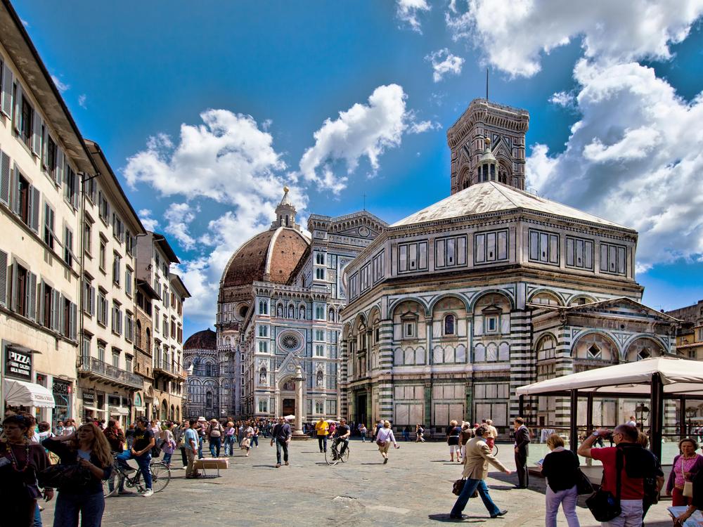 Views of the Doumo from a street in Florence.